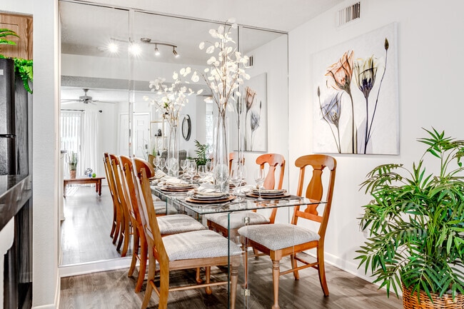 2BR, 2BA - 1,130SF - Dining Room - Timber Chase at Sarasota Bay