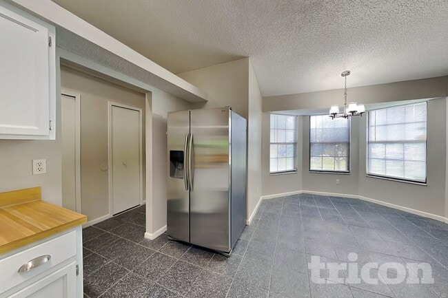 1689 Ashwood Cir