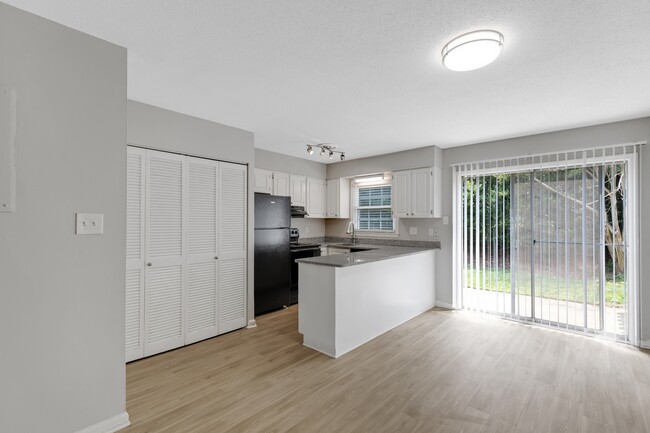 Newly Renovated Kitchen with Granite - Williamsburg Manor Apartments