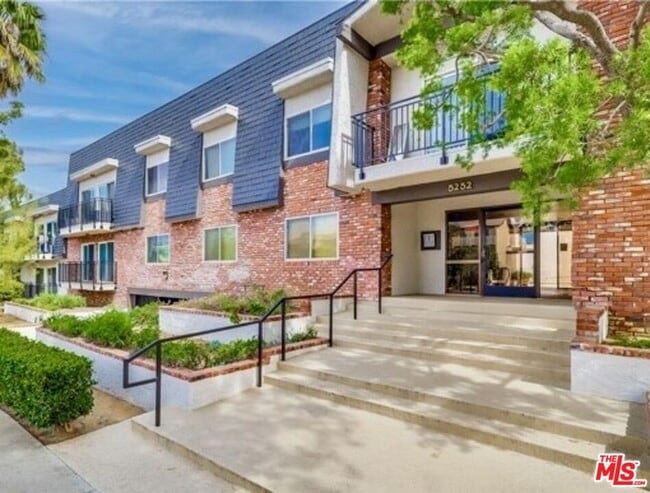 5252 Coldwater Canyon Ave Unit 207