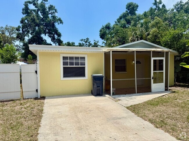 Building Photo - Fully Renovated and Modern 3/1 Available Now! Rental