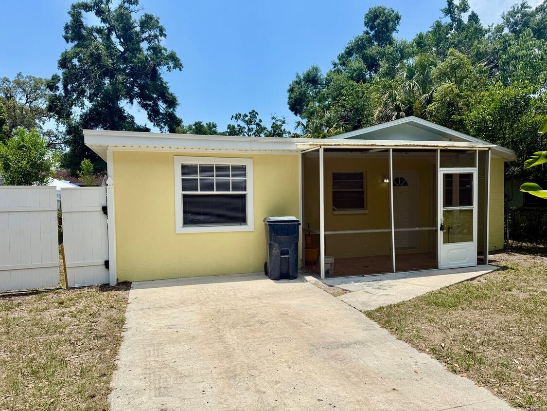 Fully Renovated and Modern 3/1 Available Now! - Fully Renovated and Modern 3/1 Available Now!