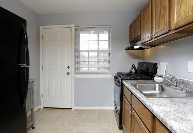 2BR, 1BA - 801 SF