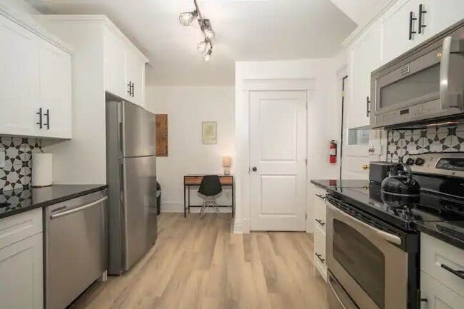 Building Photo - 152 Essex St Unit B (Upper)