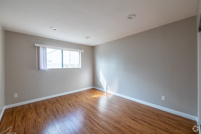 2BR, 2BA - 889SF - Bedroom