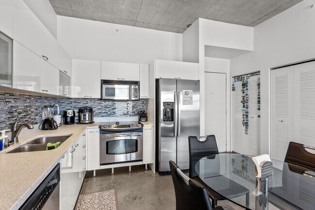 Photo - 133 NE 2nd Ave Unidad 1815