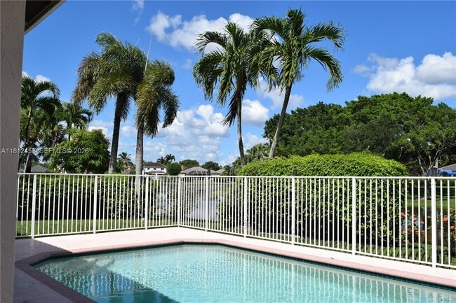 Photo - 991 Crestview Cir