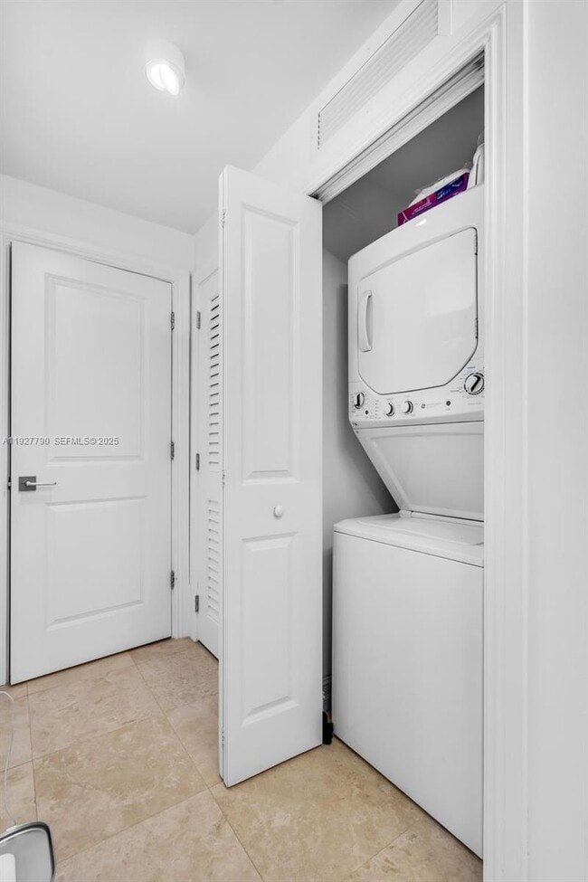 Photo - 1650 Galiano St