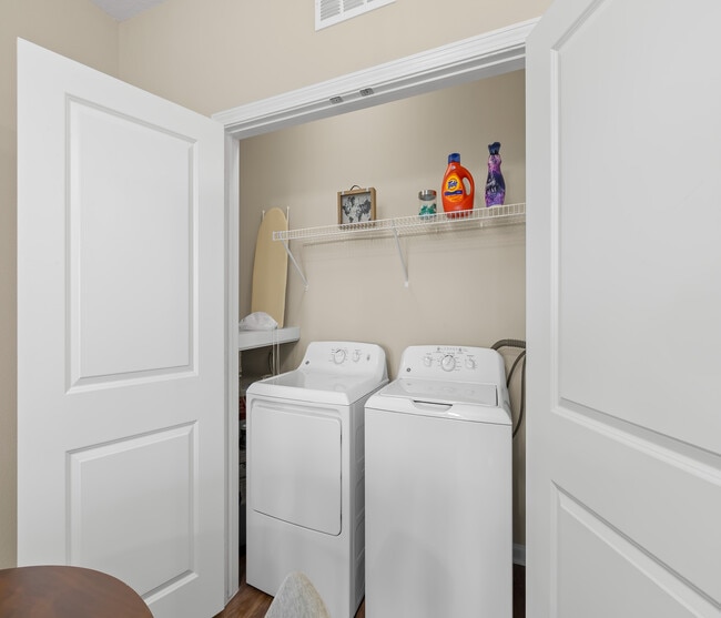 Área de lavandería - Album Monterey Pointe 55+ Active Adult Apa...