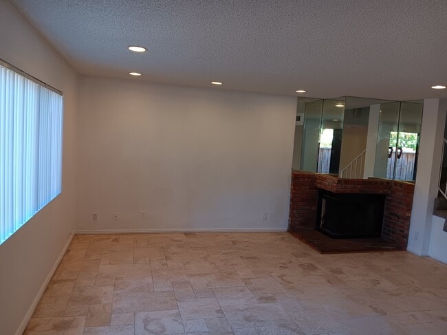 Photo - 8435 Burnet Ave Unidad --- Rental