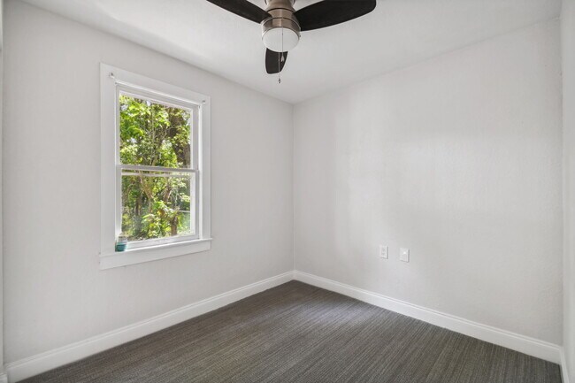 Photo - 5710 Kenwood Ave