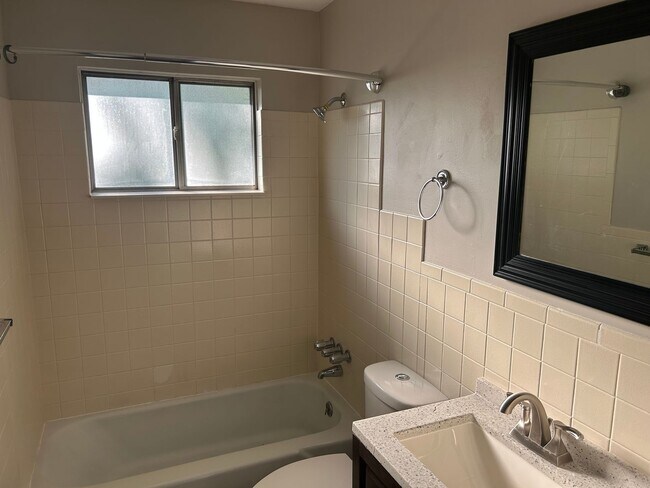 Photo - 2519-2521 Woodmere Unit 2521