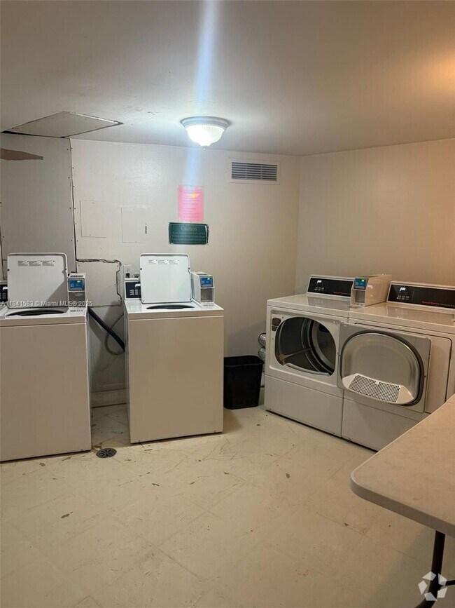 Building Photo - 2025 NE 164th St Unit 406 Rental