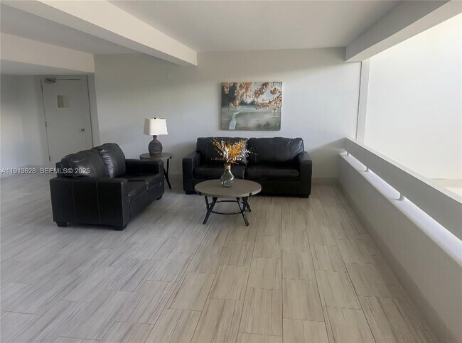 Photo - 303 Racquet Club Rd Unidad 204