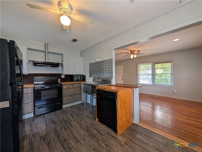 Photo - 890 Josephine St