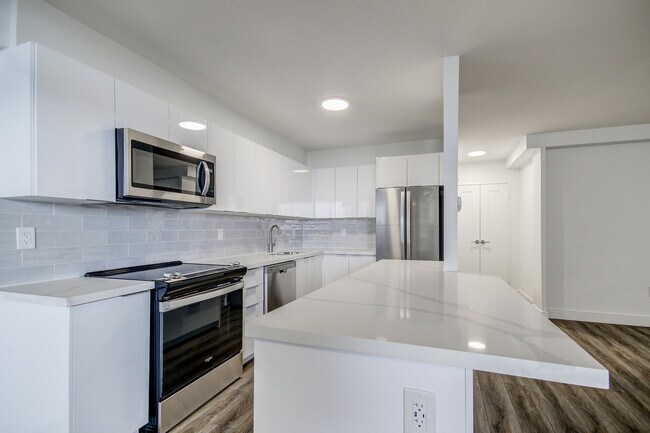 Building Photo - 370 Ridelle Ave