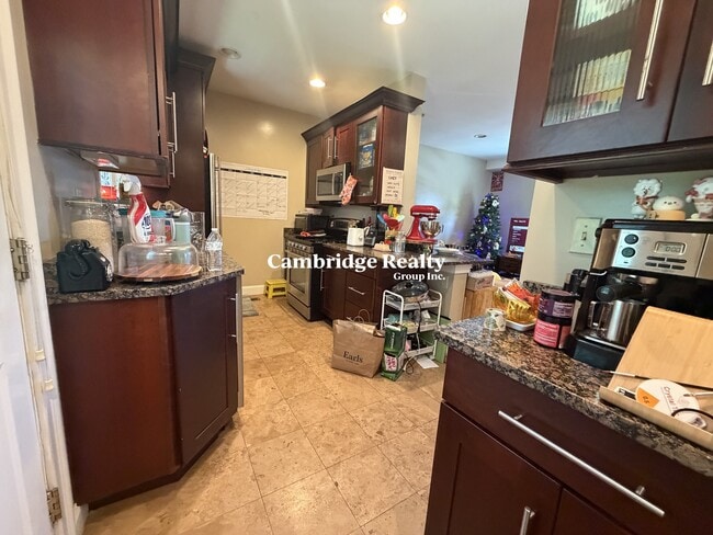 Photo - 325 Elm St