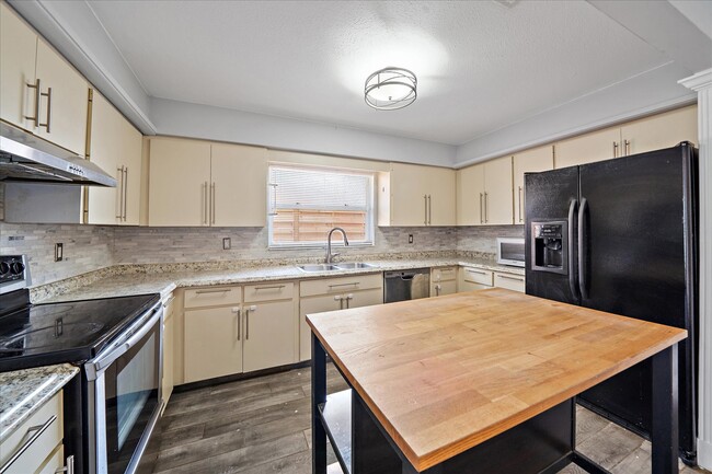 Photo - 2619 Robinson Ave