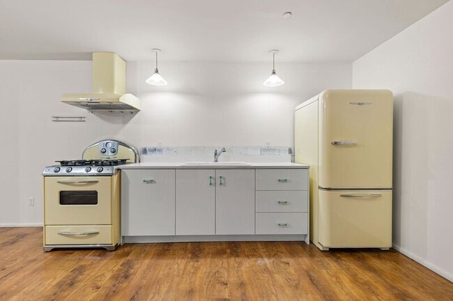 Building Photo - 3923 NE Mallory Ave Unit B Rental