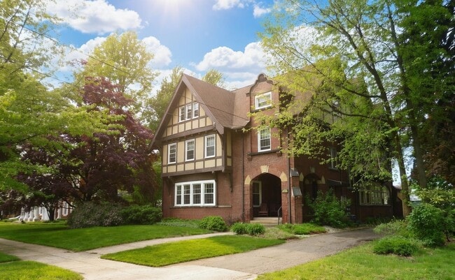 Building Photo - 542 6th W St