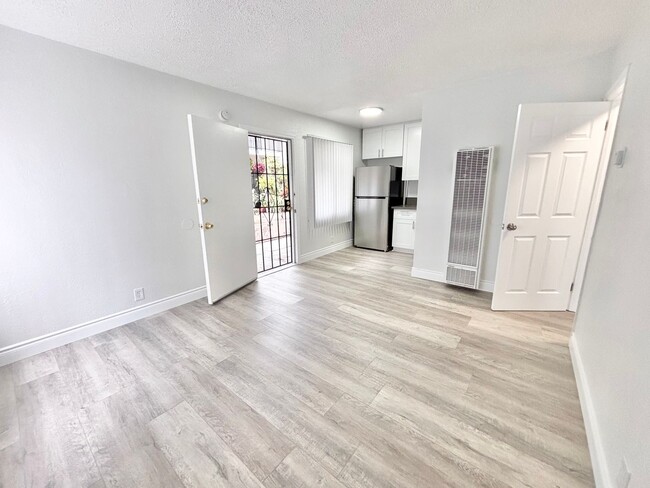 Building Photo - 4241 Van Horne Ave Unit 4241 Van Horne Ave #5