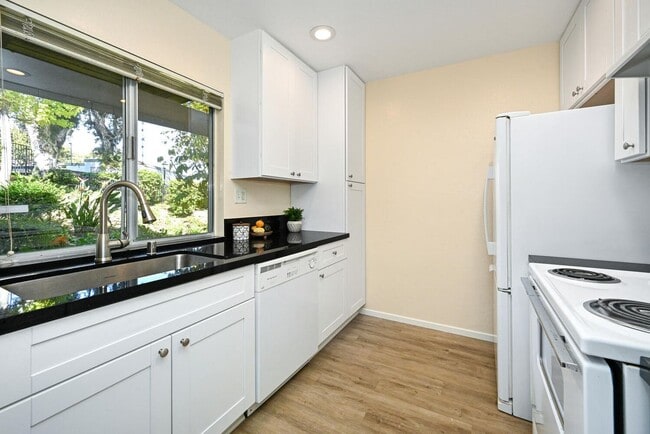 Photo - 23732 Hillhurst Dr