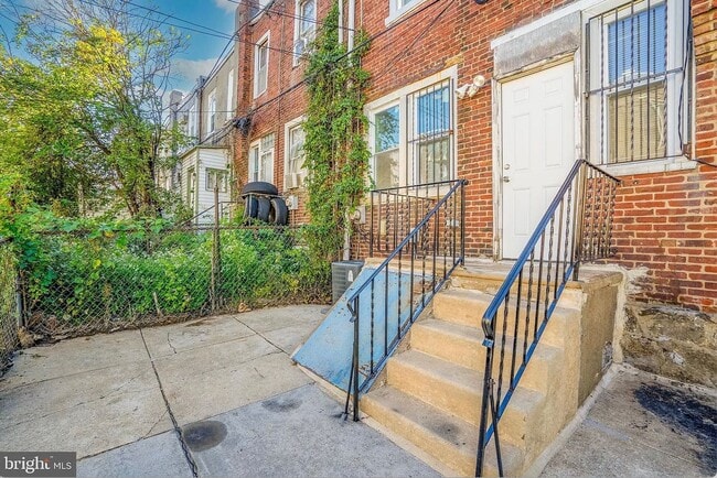 Photo - Beautiful Front-Porch Row - Germantown