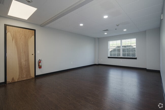 2BR, 1BA - 900SF