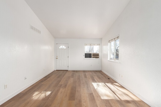 Sala de estar con techos abovedados - 3249 N Madison St