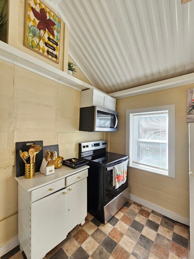 Photo - 301 Oakwood St