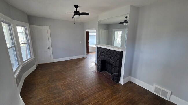 Photo - Bright & Airy 2-Bedroom Upper Unit Unit Up