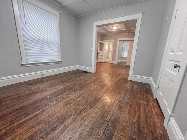 Photo - 41 Caledonia St NE