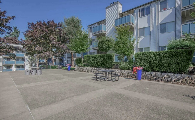 Stroll through Foster Creek’s pet-friendly landscaped paths and open grass areas, ideal for residents