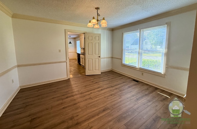 Photo - 2071 Howlong Ave