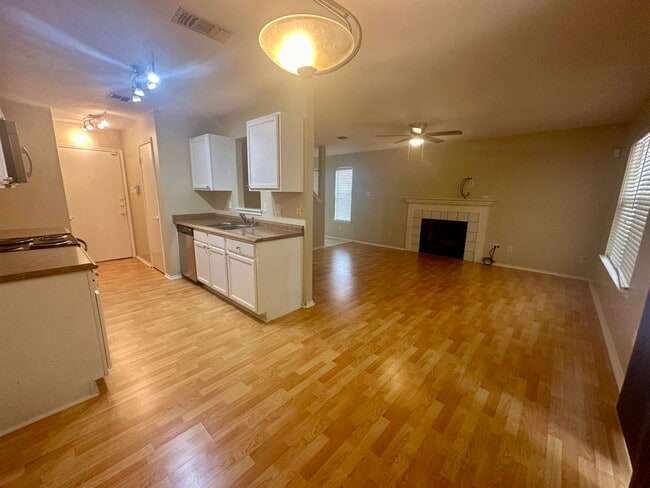 Building Photo - SEPTEMBER  HALF OFF First Month Rent- 3/2.... Rental