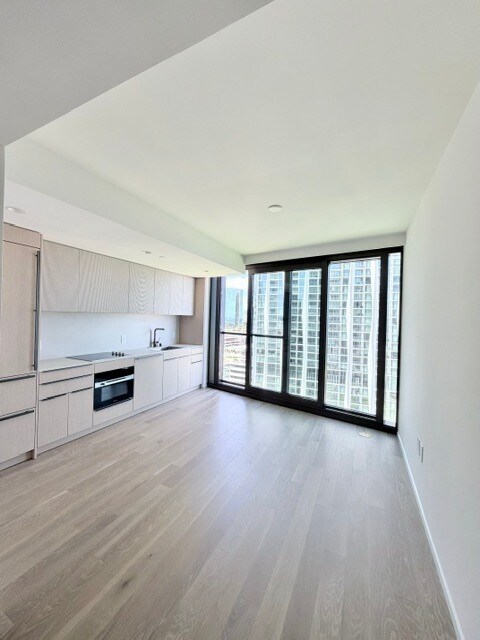 Living/Kitchen Area - 333 Ward Ave Unit 1508