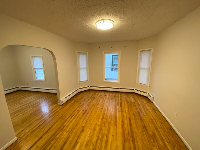 Spacious Dining Room - 3052 California St NE Unit 1