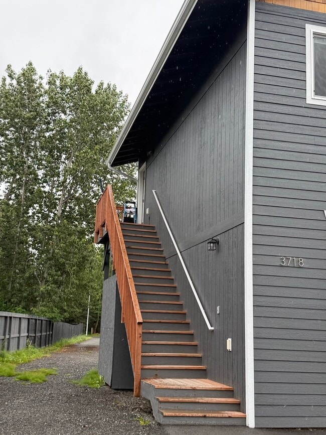 Building Photo - 2 Bedroom Apartment in Jewel Lake!