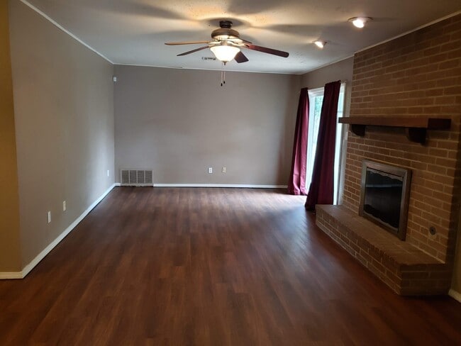 Photo - 1932 Elmhurst Dr