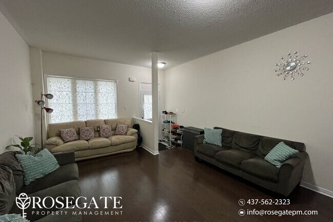 Photo - Spacious 4+Den Freehold Townhouse with 4 Parking & Walkout Garage – Brampton