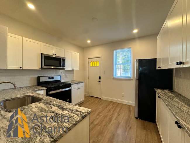 Building Photo - 3 Bedroom or 2 Bedroom with Den featuring Fenced Yard and Updated Kitchen