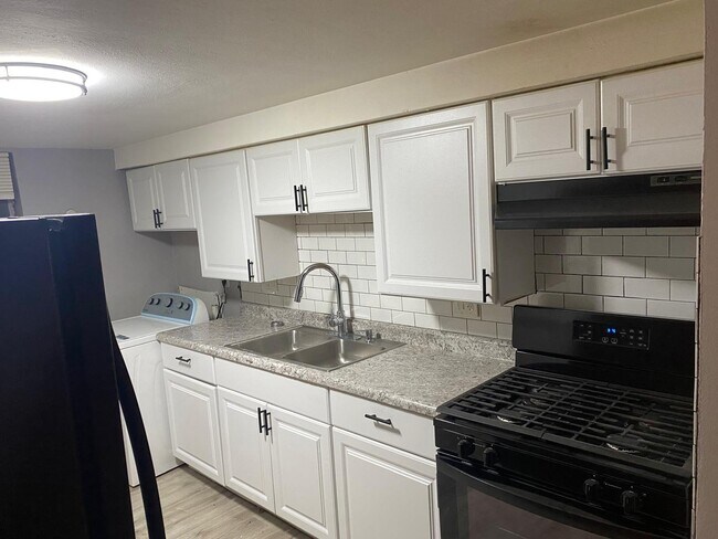 Photo - 1502 Parkade Blvd Unidad 2
