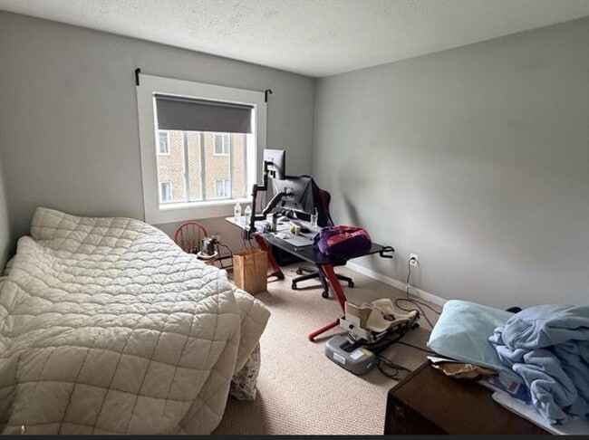 Building Photo - 1 Universal St Unit 9
