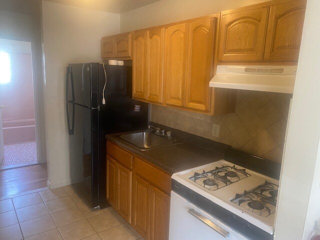 Kitchen - 118 E 24th St Unit Apt A1