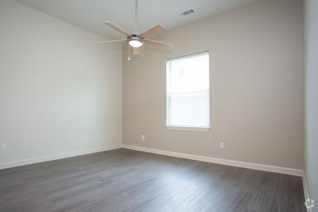 1BD/1BA - 655SF Living Room - The Elysian II