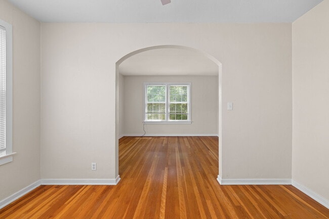 View from breakfast room through archway into living room - 208 Circular Rd Unidad 4