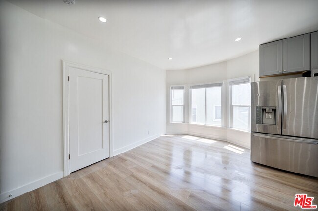 Photo - 132 S Kenmore Ave