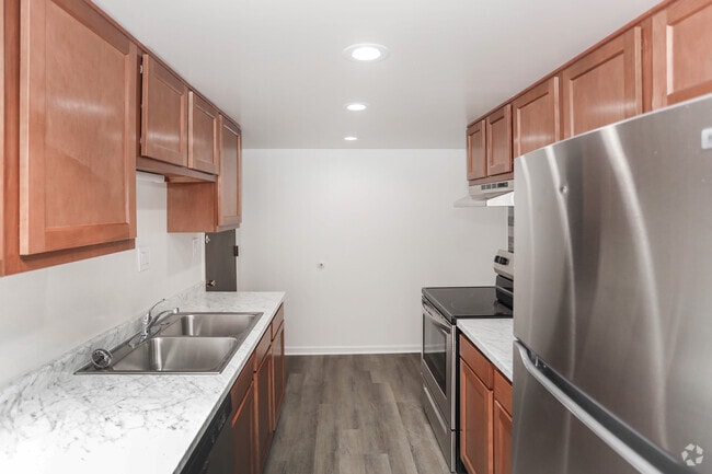 2BR, 1BA - 900SF