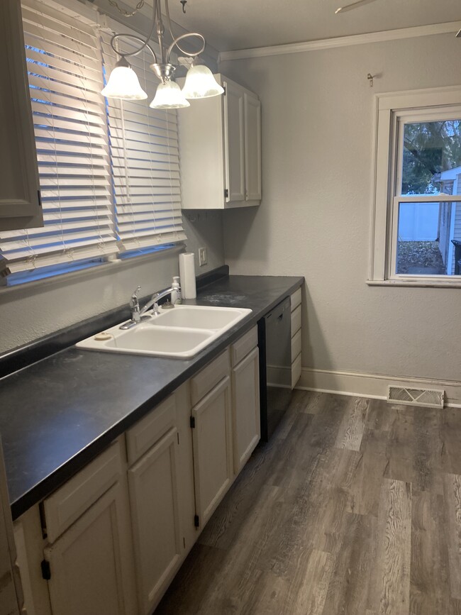 Photo - 1416 St Lawrence Ave