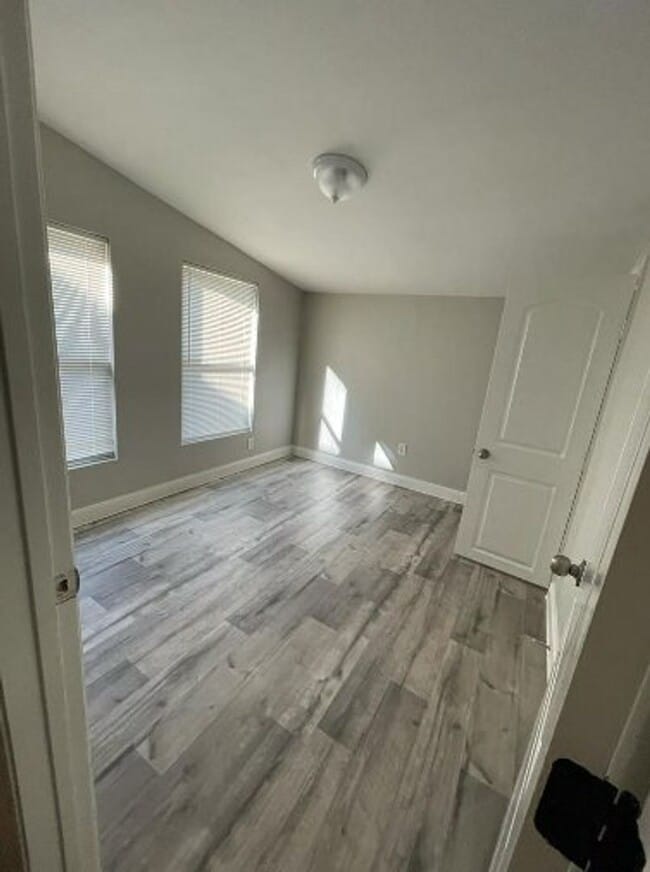 Building Photo - Duplex 835 S